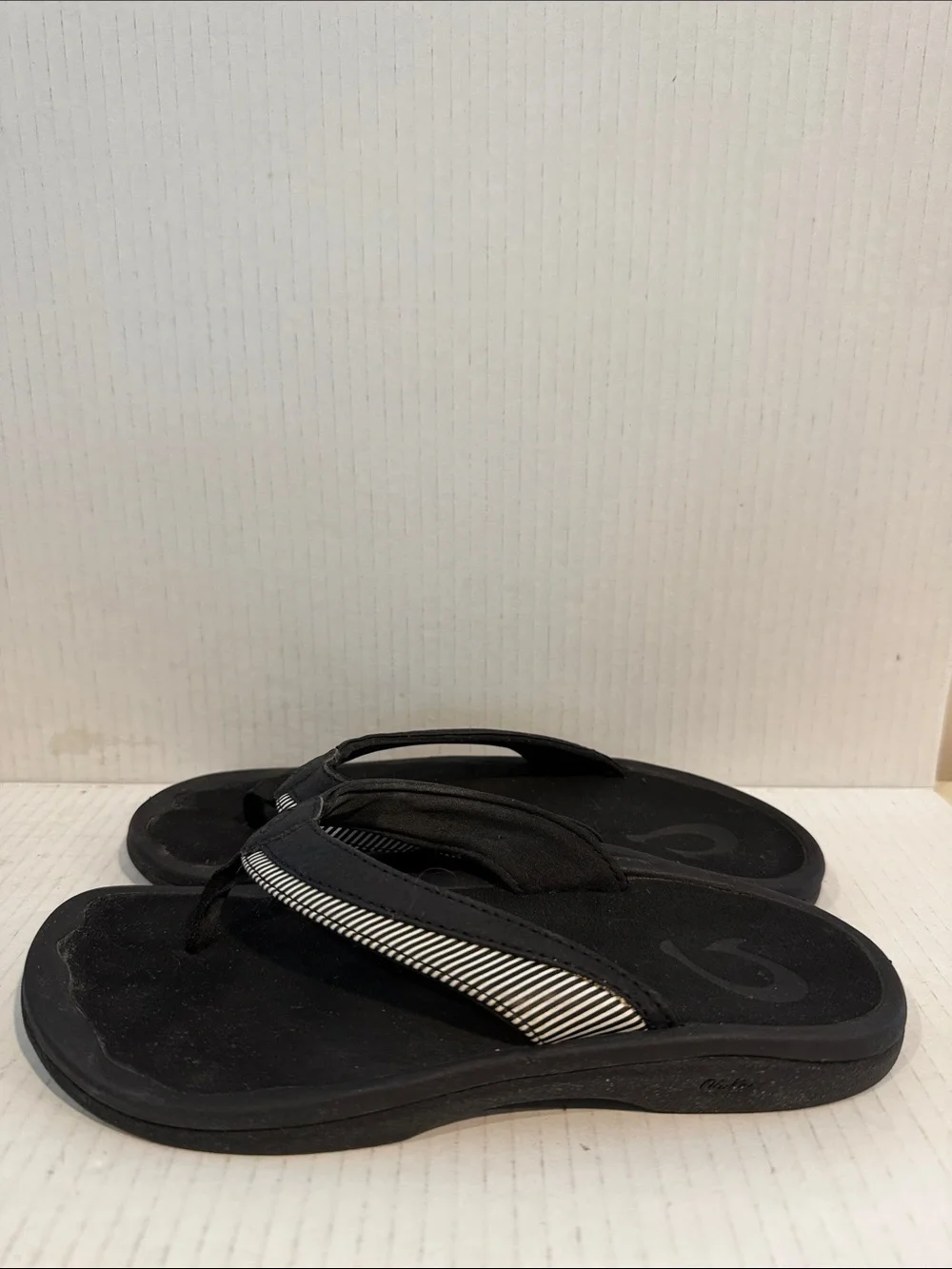 OluKai O’hana Women's Black Flip Flop Sandals with Striped Thong Strap (sz 6)
